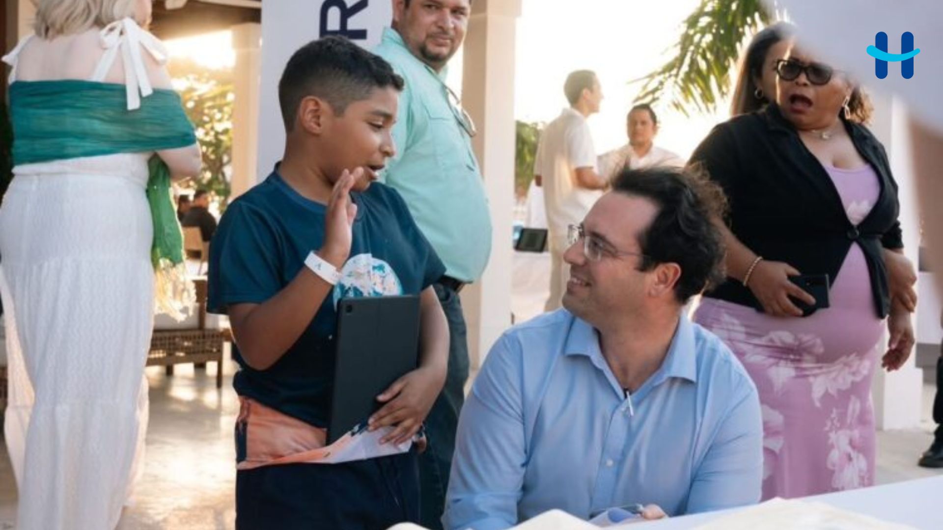 CEO de Próspera recibe a André Mejía, científico hondureño de 10 años