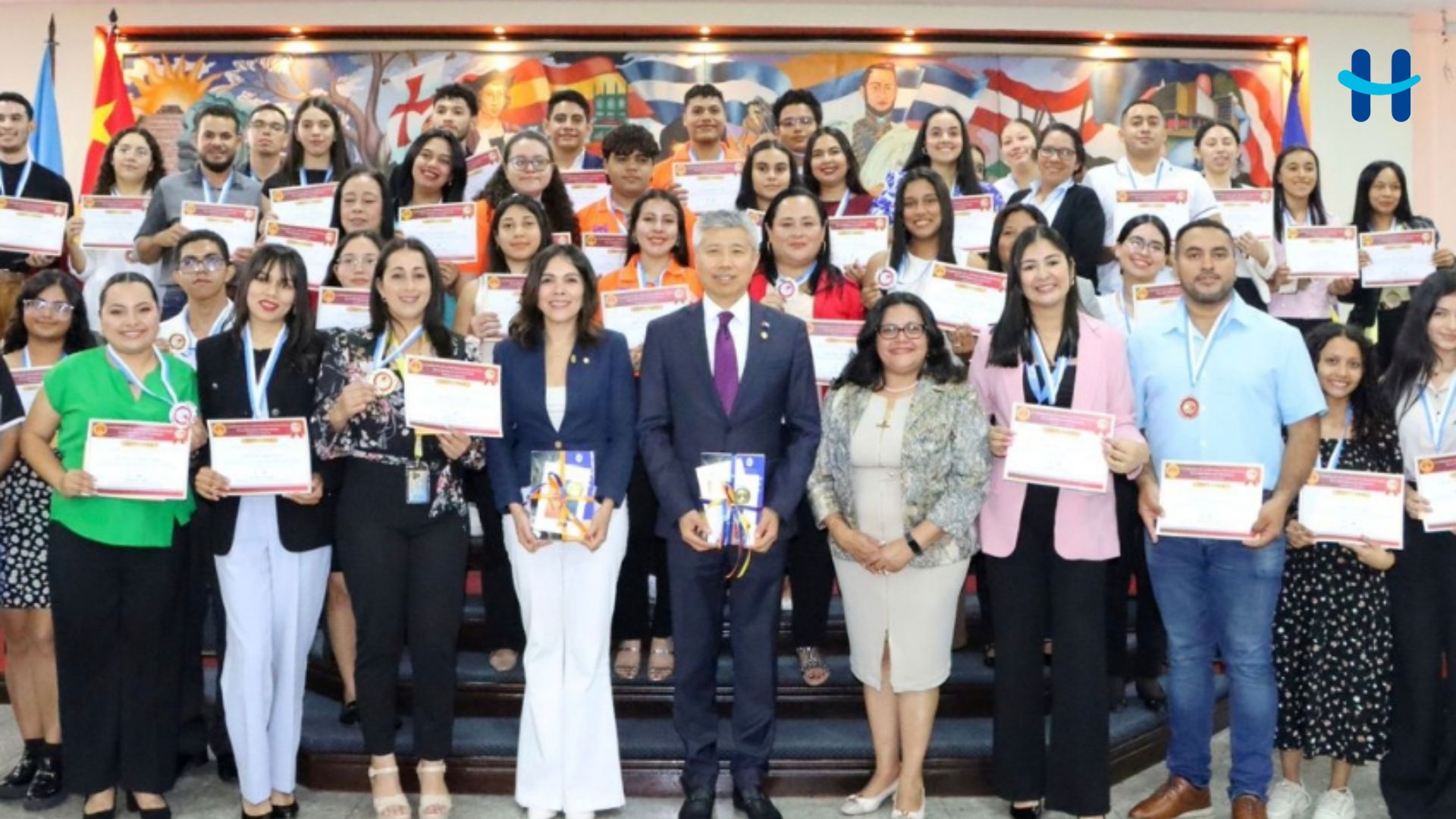 Embajada de China impulsa a jóvenes en Honduras con premio académico