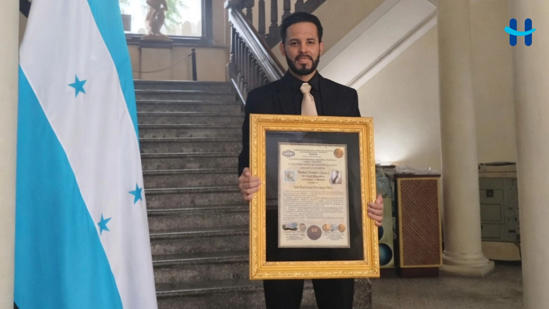 Hondureño recibe título de Doctor Honoris Causa en Artes Plásticas