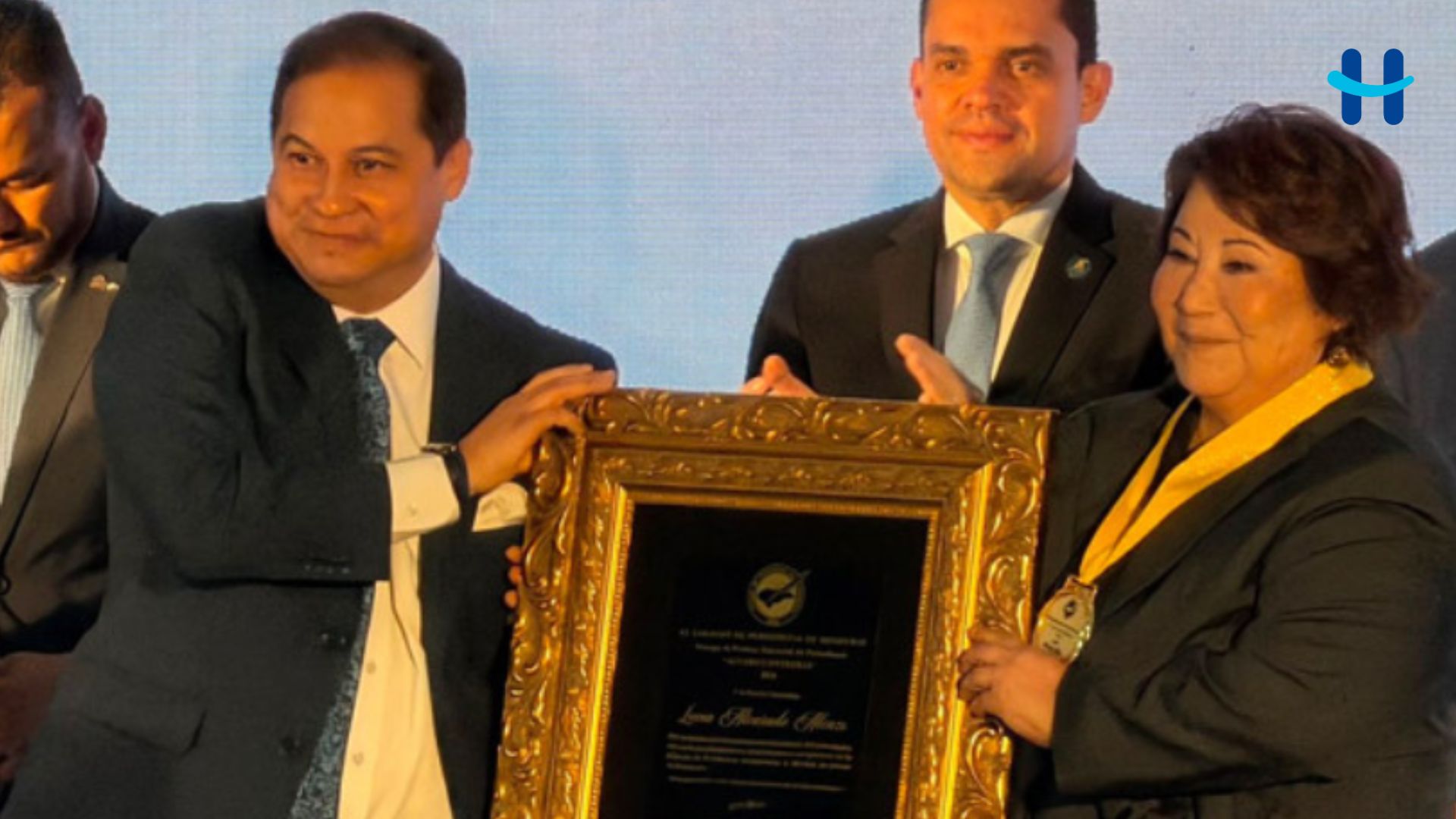 Periodista hondureña Lucía Alvarado recibe el premio Álvaro Contreras 2026