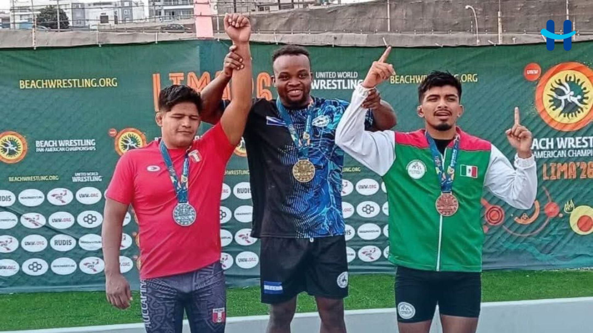 Luis Barrios conquista oro para Honduras en Lucha de Playa en Perú