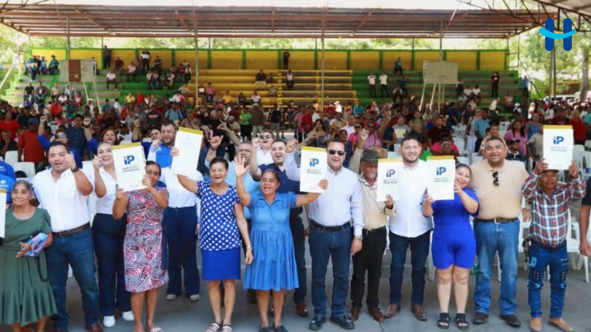 Familias de Olanchito reciben al fin su título de propiedad