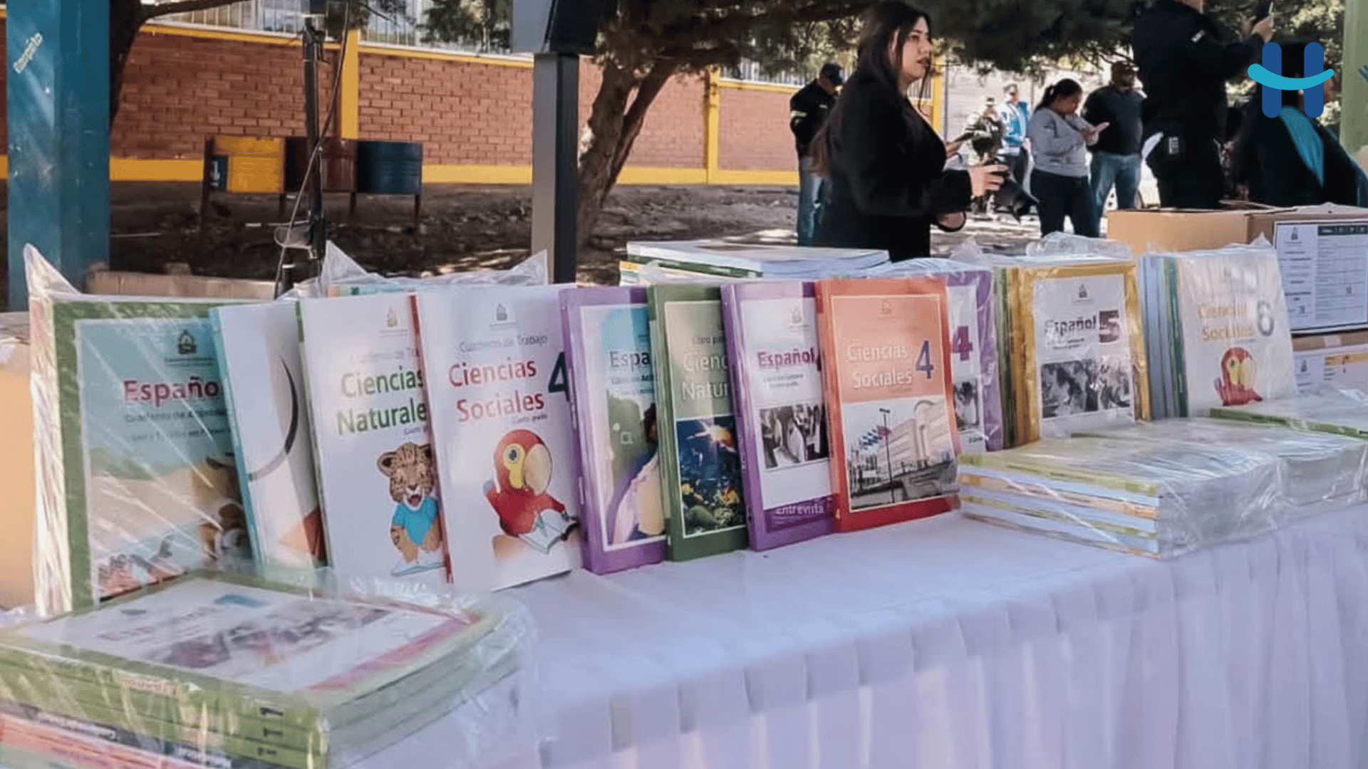 Honduras distribuye libros y conectará escuelas a internet